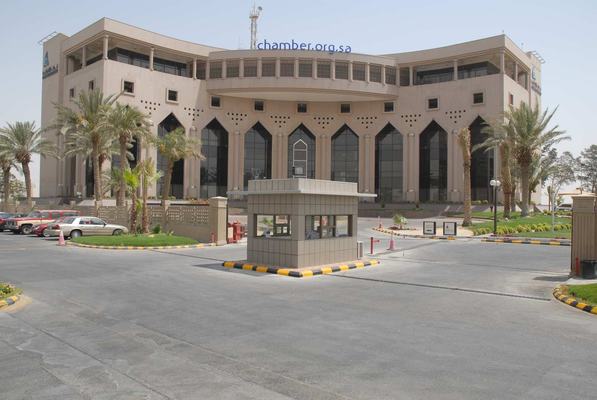 مركز التوظيف يقدم فرصاُ وظيفية لخريجي معهد الإدارة خلال يوم الخريج والوظيفة