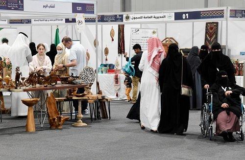 معرض الحرف والأعمال اليدوية يواصل استقباله للزوار حتى الأحد القادم
