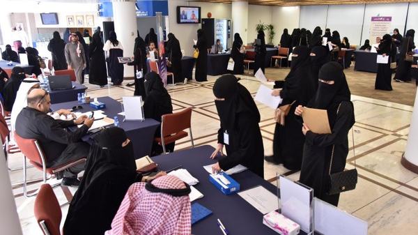 ملتقى التوظيف النسائي يستقبل 1000 طالبة عمل بغرفة الشرقية