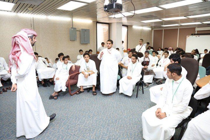 مركز تنمية المنشآت الصغيرة والمتوسطة بغرفة الشرقية ينظم برنامج "رياديون" في ثانوية الظهران