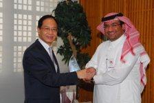 النعيم يناقش العلاقات التجارية مع سفير سنغافورة