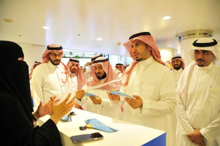 نائب وزير التجارة والاستثمار يدشن معرض التطبيقات الالكترونية بغرفة الشرقية