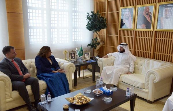 الخالدي يستعرض تعزيز العلاقات التجارية مع  القنصل الامريكي