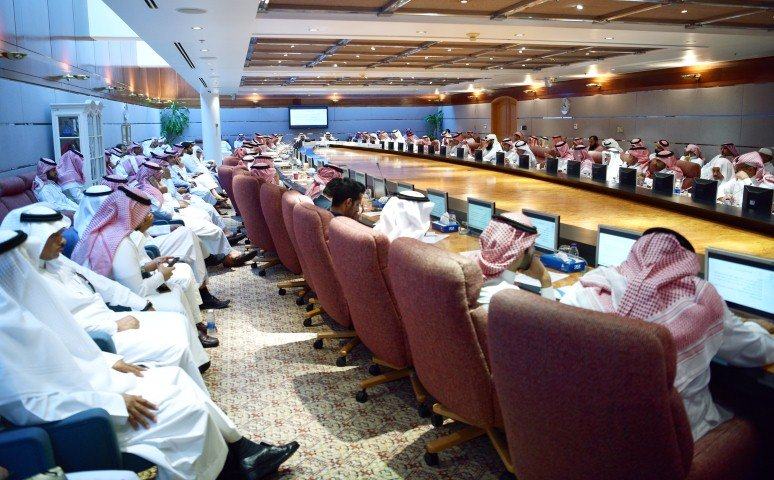 ممثلوا أمانة المنطقة وبنك التنمية الاجتماعية يستعرضون في غرفة الشرقية آليات تراخيص وتمويل عربات الأطعمة المتنقلة