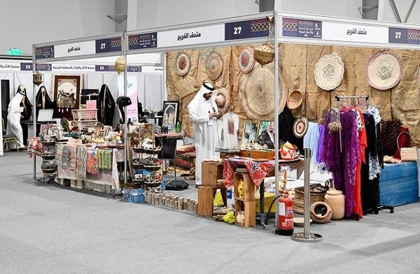 «الحرف والأعمال اليدوية» .. سوق متنوع للمشغولات التراثية والشعبية