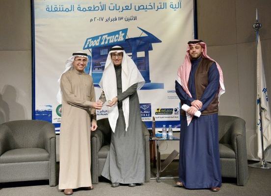 ممثلوا أمانة المنطقة وبنك التنمية الاجتماعية يستعرضون في غرفة الشرقية آليات تراخيص وتمويل عربات الأطعمة المتنقلة