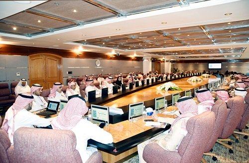 محافظ "منشآت" يلتقي مسؤولي غرفة الشرقية ورواد الأعمال في المنطقة