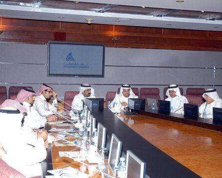 فريق عمل يناقش نظام تصنيف الشقق المفروشة