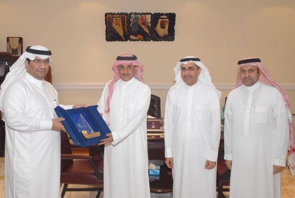النعيم يتلقي محافظ راس تنورة
