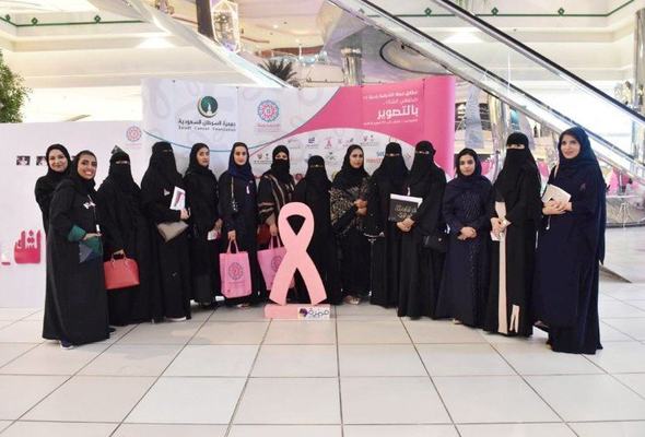 وفد شابات الاعمال ولجنة المشاغل بغرفة الشرقية يطلع على فعاليات (الشرقية وردية)